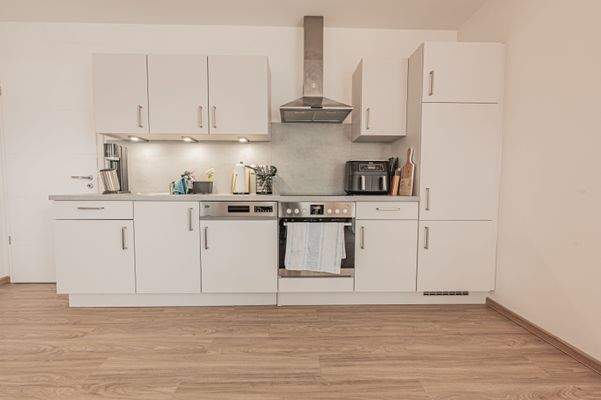 Modern ausgestattete Küche