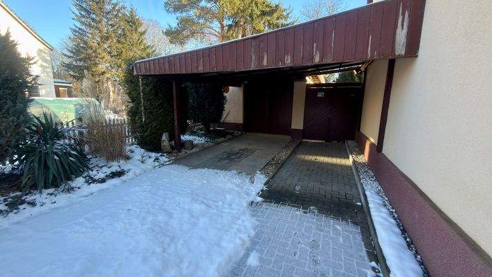 Einfahrt & Carport
