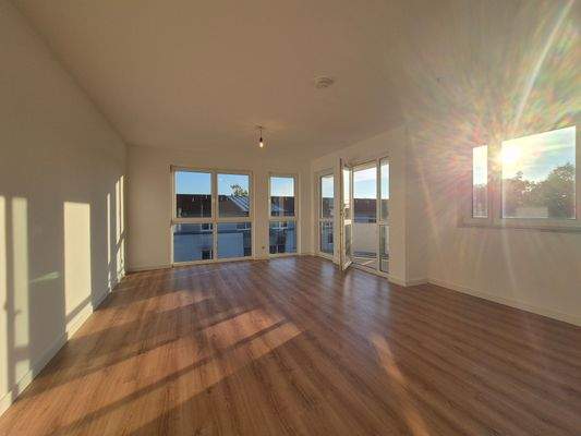 Wohnzimmer mit Zugang zum Balkon