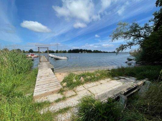 Bootsanleger über kleinen Seitenweg direkt vom Grundstück