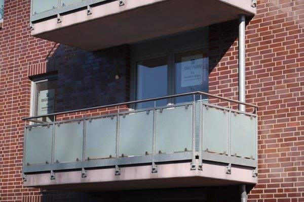 Balkon mit Verkaufsschild.JPG