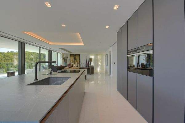 Offene Küche mit Leuchtelementen an der Decke