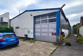 Gewerbegebäude mit Tor