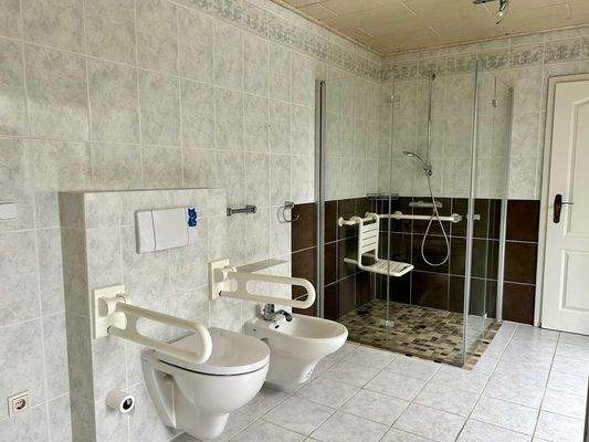 Bad mit bodengleicher Dusche