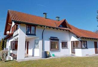 Gebäudeansicht von der Wiese