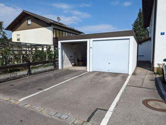 Garage mit Stellplatz (links)