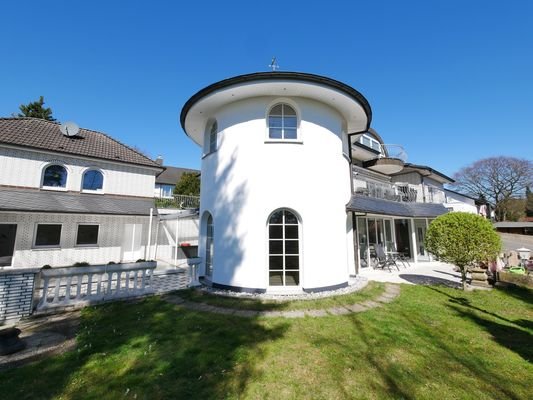 Terrassenansicht mit Rundturm
