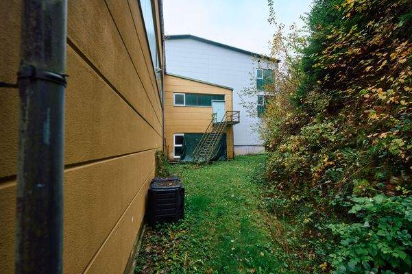 Halle 5 Außenbereich mit Blick zur Halle 4