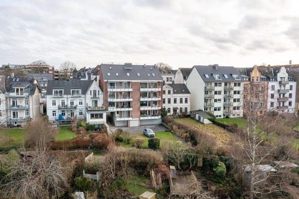 Blick auf Haus und Garten von oben