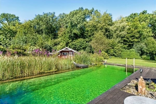 Garten mit Schwimmteich