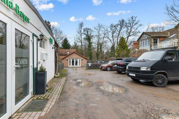 Hof mit Stellplätzen