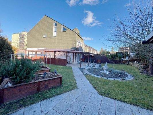 großzügiger Gartenbereich