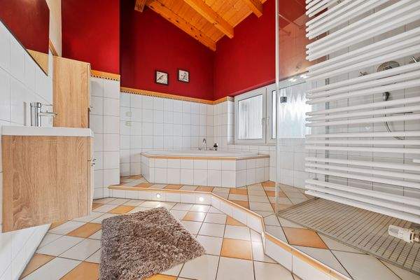 1. DG | Badezimmer mit Wanne