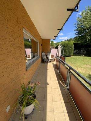 Großer Balkon mit direktem Gartenzugang