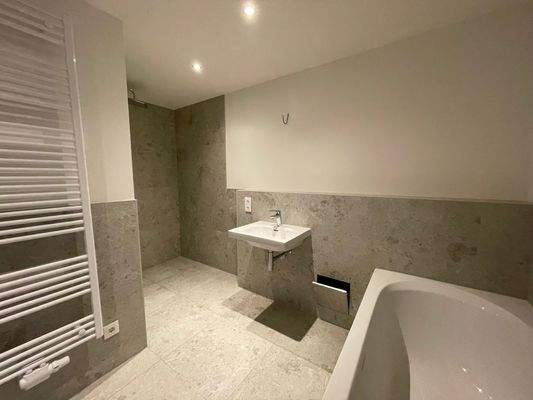 Innenliegendes Wannen- und Duschbad.jpeg