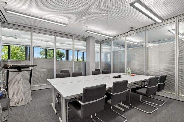 Besprechung mit mobilen Wänden