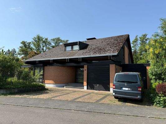 Hausansicht mit 2 Garagen