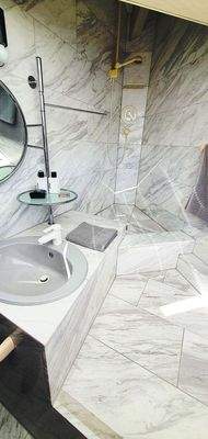 Duschbad neben der Galerie