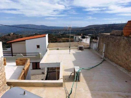 Ostkreta, Chamaizi: Traditionelles zweistöckiges Haus mit Innenhof zu verkaufen