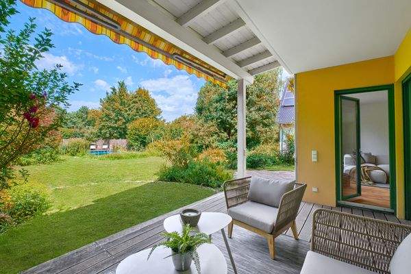 Idyllische Terrasse und Garten