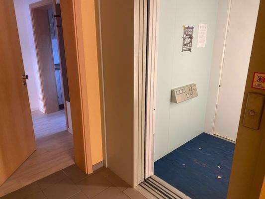 Fahrstuhl und Wohnungseingang