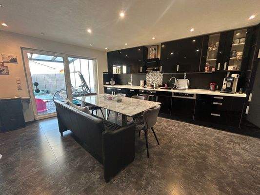 Küche mit überdachter Terrasse