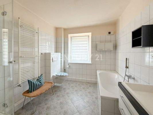 Komfortables Badezimmer im Obergeschoss