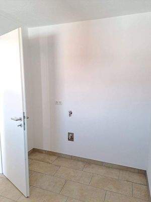 Abstellraum mit Anschlüssen Waschmaschine und Troc