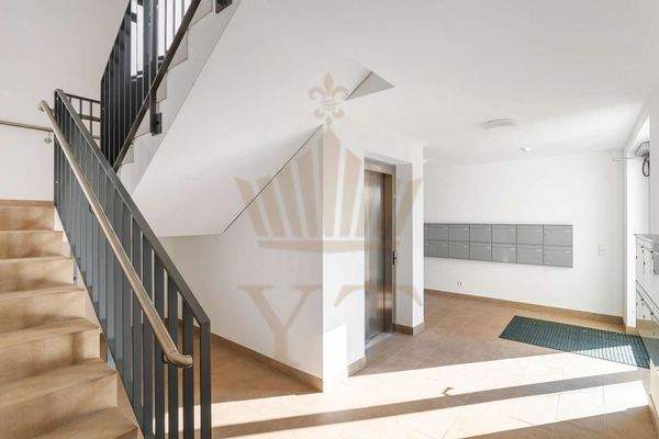 Treppenhaus mit Fahrstuhl