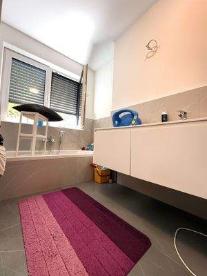 Badezimmer 2 - Verbessert - (KI generiert)