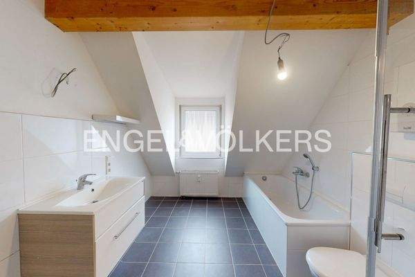 Modernes Badezimmer mit Tageslicht im OG