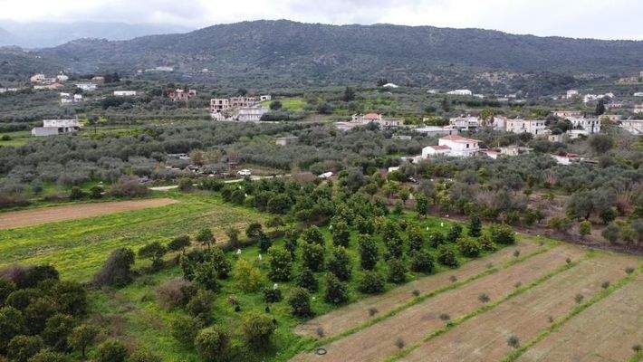 Kreta, Stilos: Charmantes ländliches Grundstück mit Bergblick zu verkaufen