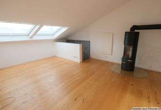 Gemütliches Wohnzimmer unter dem Dach