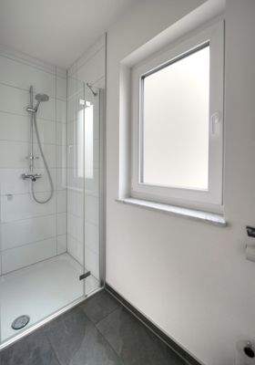 Duschbadezimmer im Erdgeschoss