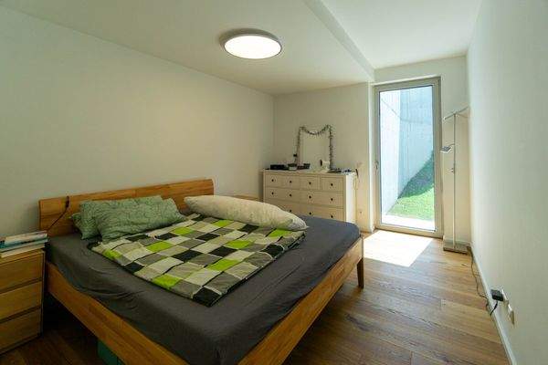 Zimmer mit Ausgang in den Garten