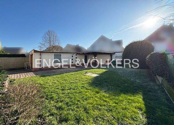 Garten und Doppelgarage