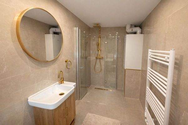 Badezimmer mit Dusche