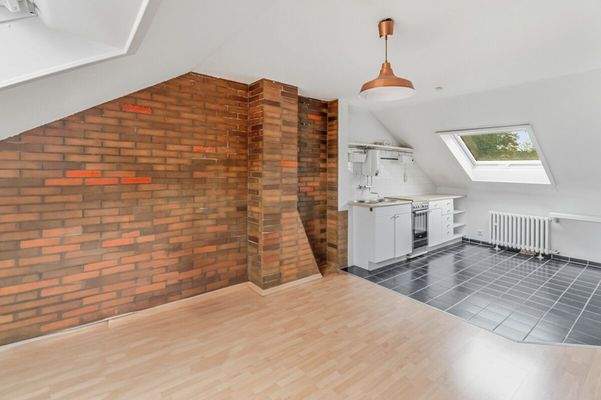 Apartment im Dachgeschoss mit hellem Wohn- und Schlafbereich  