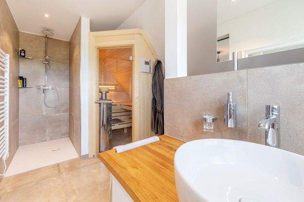 Badezimmer 1 im OG mit Sauna