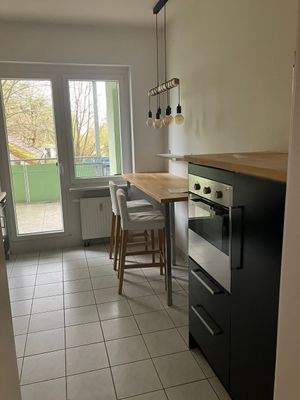 Moderne Küche mit Balkonzugang