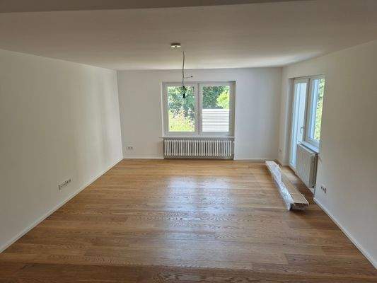 Wohnzimmer mit Ausgang zur Süd- und Westterrasse