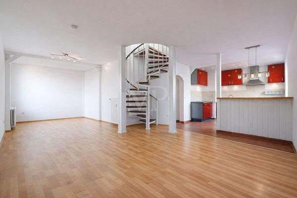 Blick in den Wohn-/Essbereich und Küche