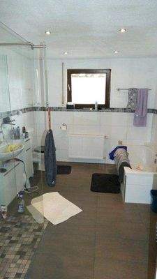 Bad mit Dusche und Wanne