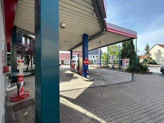 Gesamtansicht mit Tankstelle