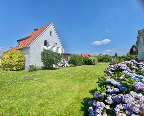 Hinteransicht Haus + Grundstück