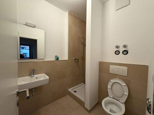 Gäste-WC mit Dusche