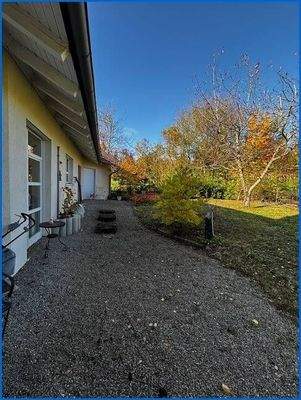 Haus seitlich hinten mit Garten