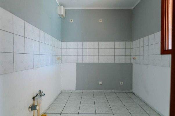 innenliegende Küche mit Festverglasung zum Wohnzimmer