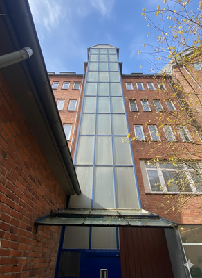 Fahrstuhl innen und außen