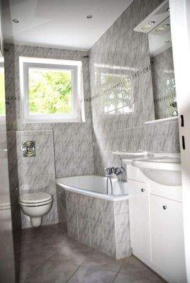 Bad mit Wanne und Fenster